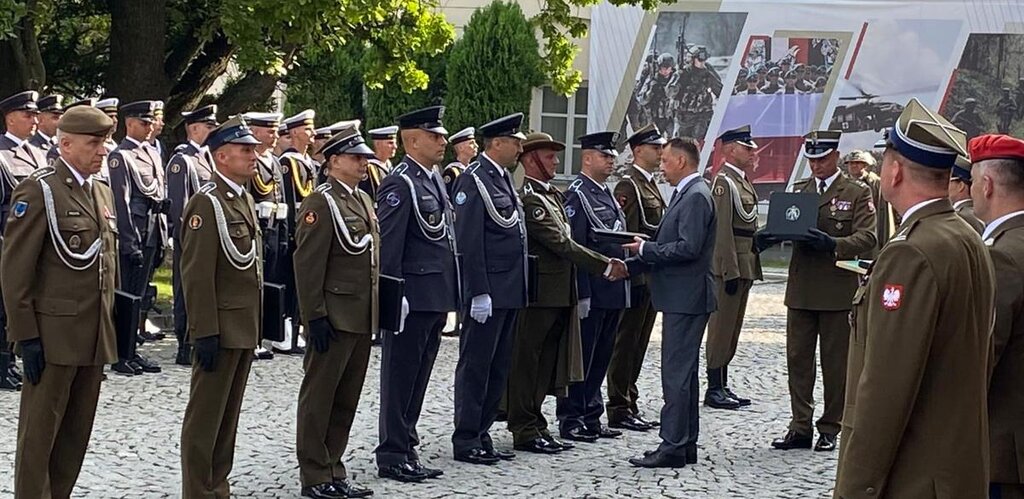 Bohaterowie w mundurach wyróżnieni 