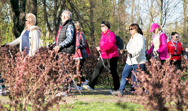 KGHM ogłasza jesienną edycję zajęć nordic walking – miedziowy gigant zaprasza osoby 35 +