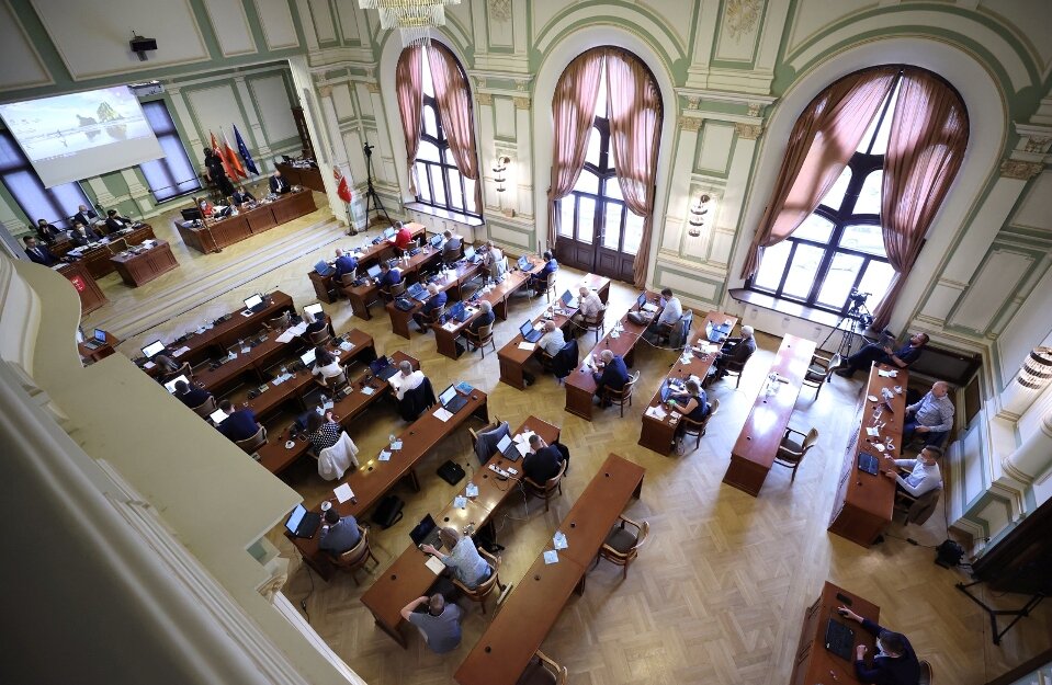 Widok z góry na salę obrad Rady Miasta Gdańska podczas czerwcowej sesji.