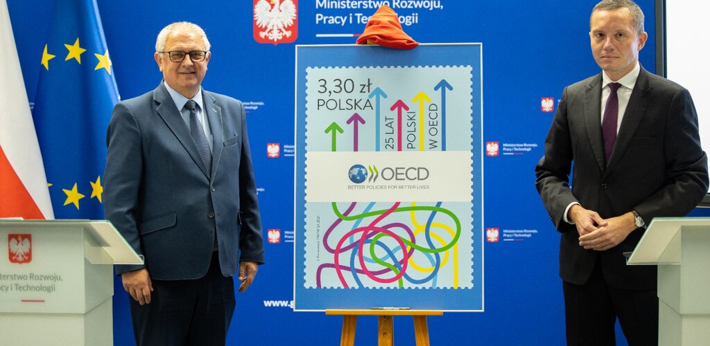 Poczta Polska we współpracy z MRiT wyemitowała znaczek z okazji 25. rocznicy obecności Polski w OECD 