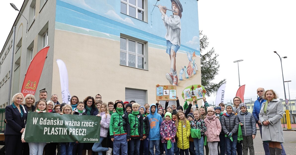 Uroczyste odsłonięcie muralu Gdańsk bez plastiku na elewacji SP nr 7, fot  Grzegorz Mehring4