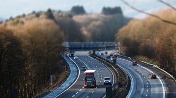 Branża transportowa negocjuje z Ministerstwem _W grę wchodzi nawet 30 mld zł rocznie_źródło_canva