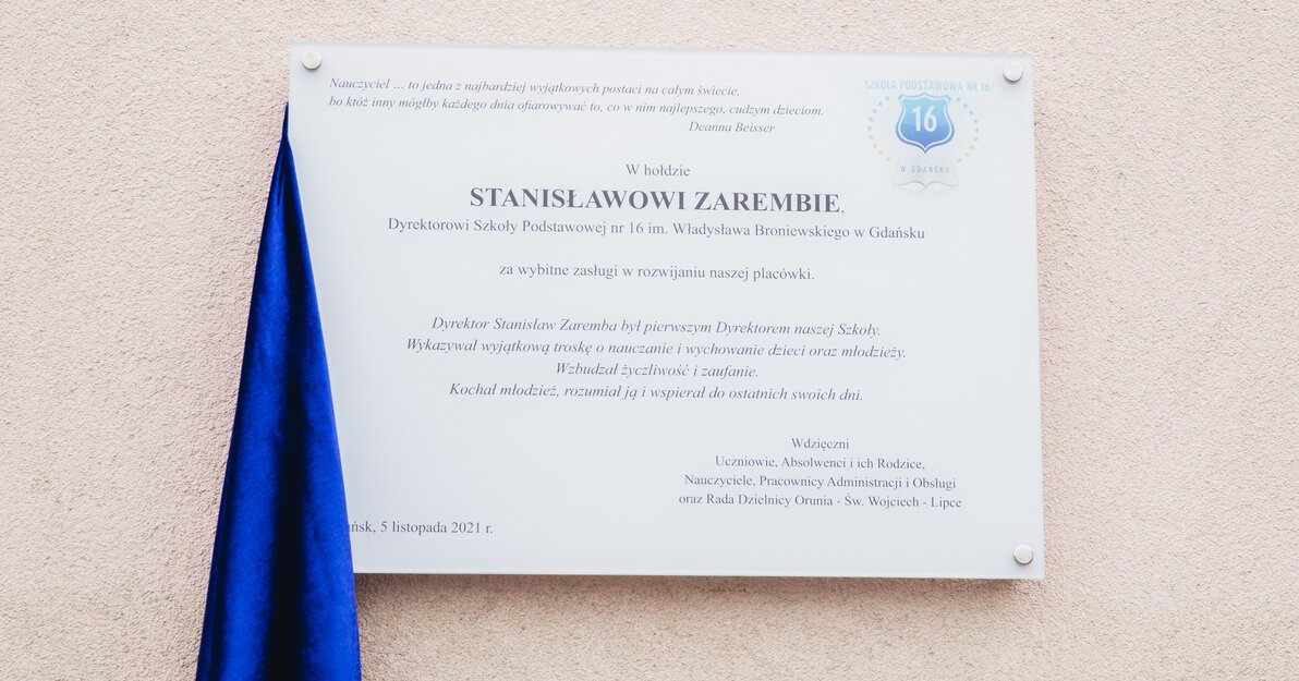 Odsłonięcie tablicy poświęconej pierwszemu dyrektorowi szkoły Stanisławowi Zarembie fot  Dominik Pas