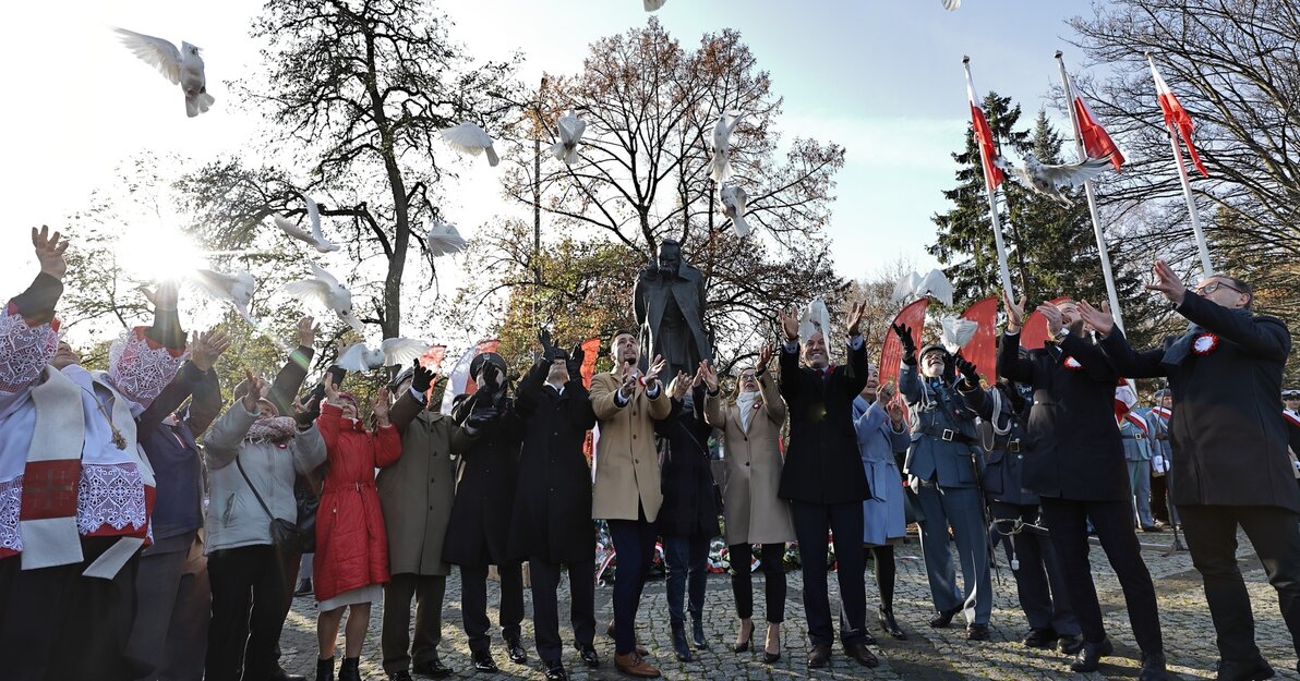 Wypuszczenie gołębi pokoju, fot  Grzegorz Mehring 