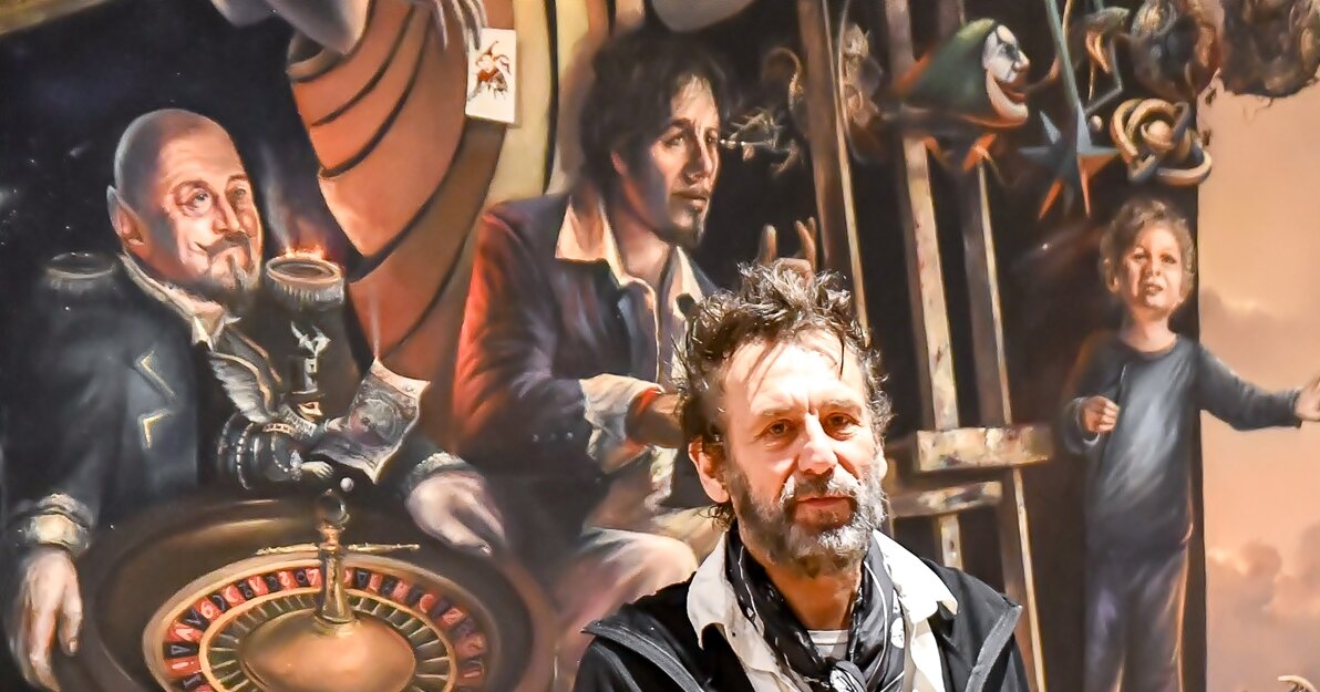 Zdjęcie. Tomasz Sętowski. W tle obraz "Czyściec" z trzema postaciami. W środku postać artysty.