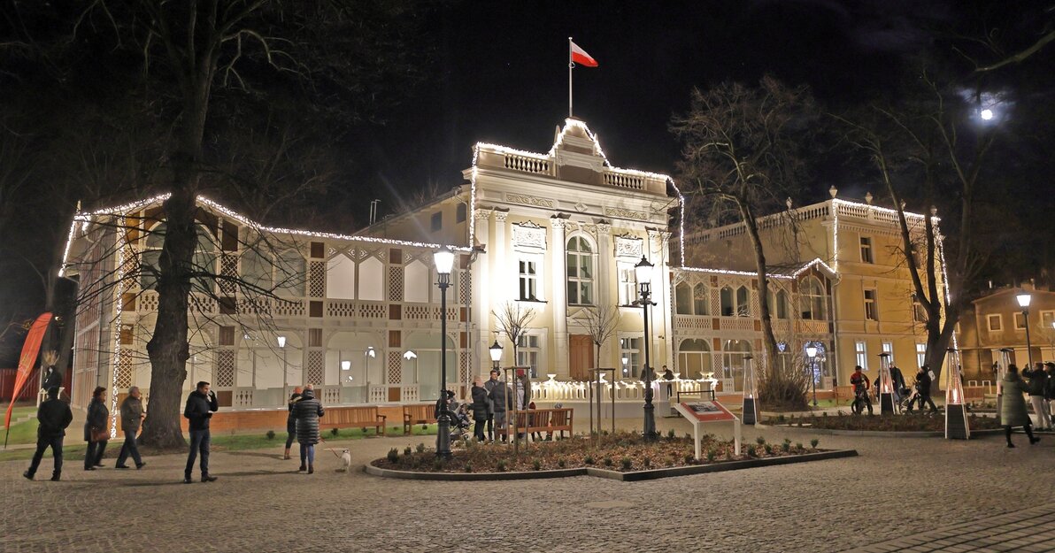 Po zmroku Dom Zdrojowy zyskał świetlną iluminację, fot  Grzegorz Mehring