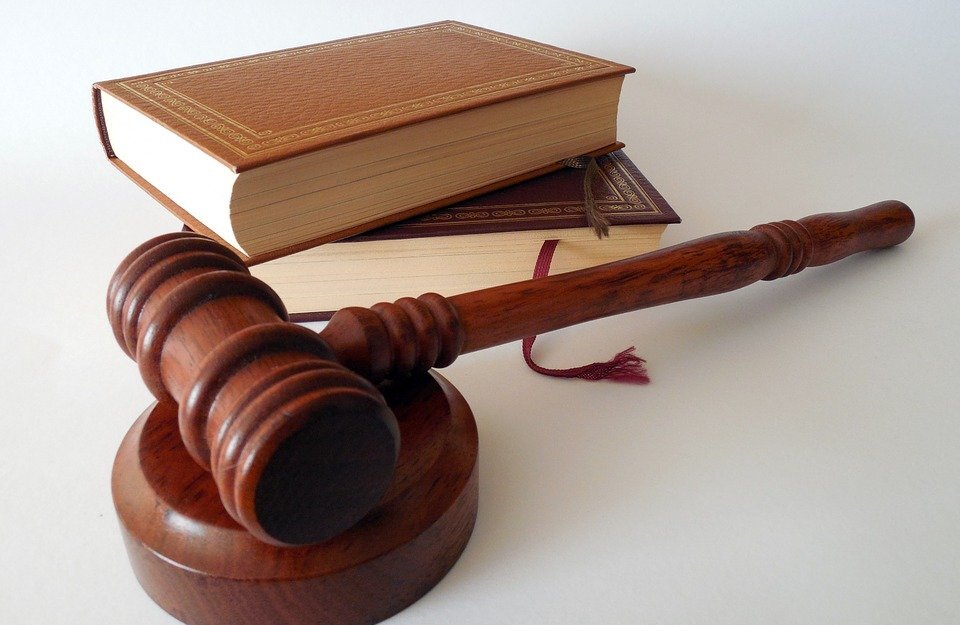Na zdjęciu sądziowski młotek i prawnicze książki - źródło Pixabay