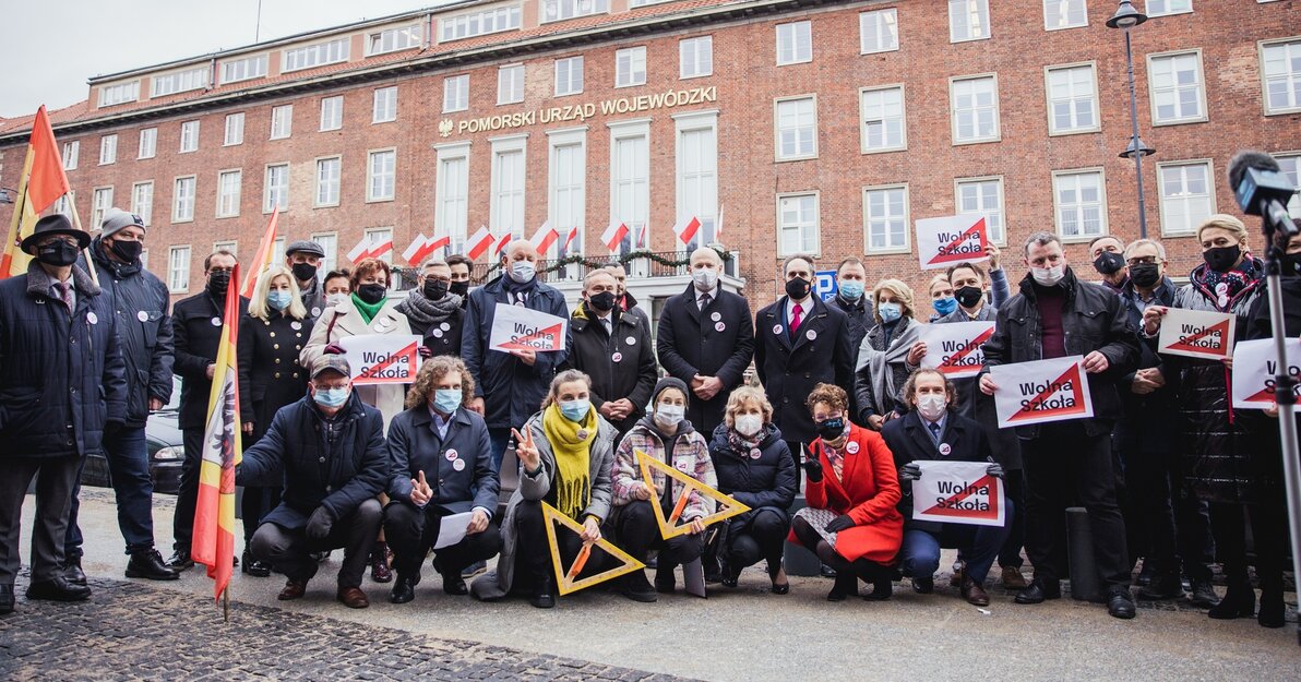 Samorządowcy, organizacje społeczne, nauczyciele, dyrektorzy, rodzice i uczniowie, w poniedziałek 3 stycznia przed Pomorskim Urzędem Wojewódzkim wyrazili swój sprzeciw wobec ustawy #LexCzarnek.