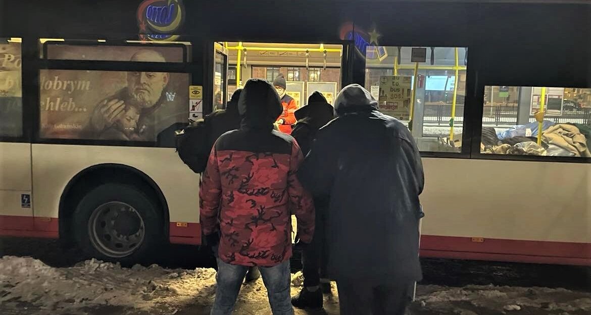 Załoga autobusu SOS wspiera potrzebujących m in  ciepłą odzieżą - fot  Sławomir Kunkel, TWP Przystań