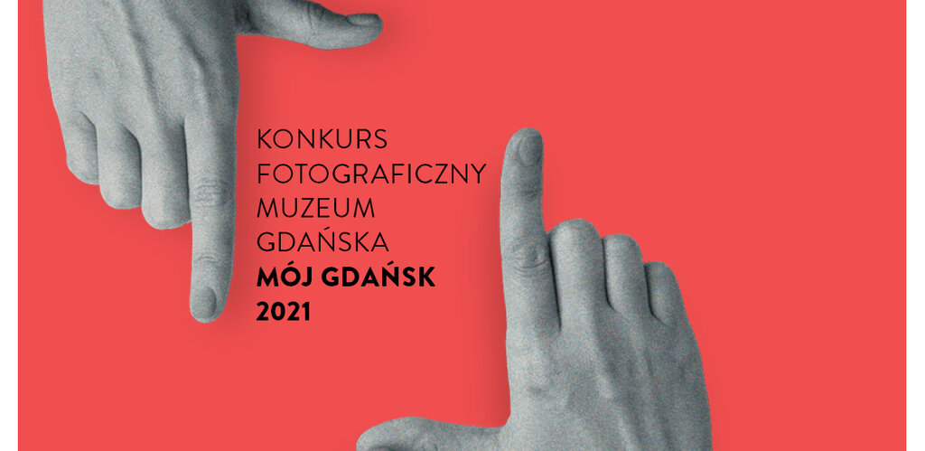 Grafika. Czerwone tło. Na nim dwie dłonie w geście kadrowania zdjęcia. Wewnątrz napis wersalikami w 6 wierszach: Konkurs fotograficzny Muzeum Gdańska Mój Gdańsk. 