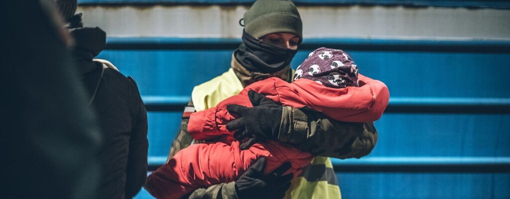 Żołnierze WOT pomagają uchodźcom z Ukrainy