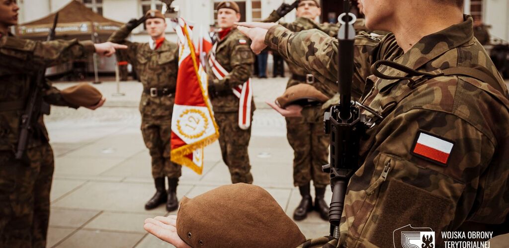 Nowi Terytorialsi złożyli uroczyste przysięgi na sztandary swoich jednostek