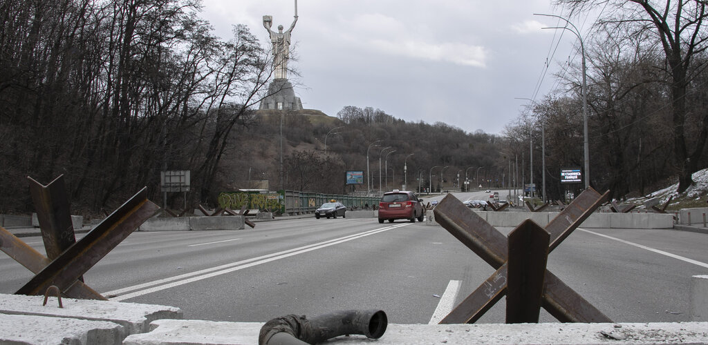 Kijów w marcu 2020. W tle jeden z najbardziej znanych symboli miasta. 62. metrowy Pomnik Matki Ojczyzny, górujący nad Muzeum Historii Ukrainy w II Wojnie Światowej. Na ulicy jeże przeciwczołgowe. 