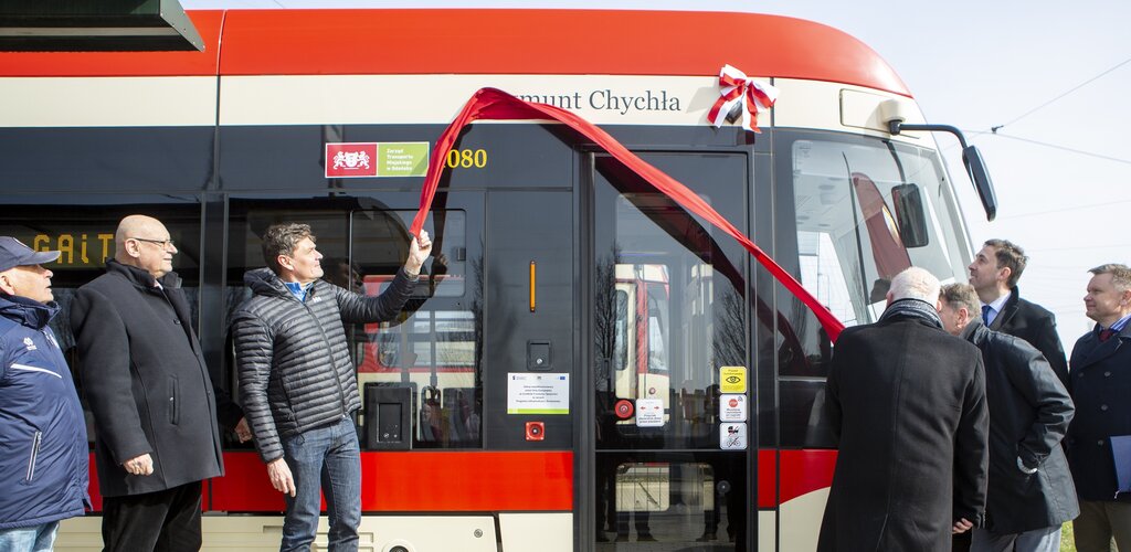 Odsłonięcie napisu z imieniem i nazwiskiem patrona tramwaju.