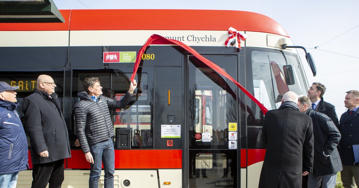 Odsłonięcie napisu z imieniem i nazwiskiem patrona tramwaju.