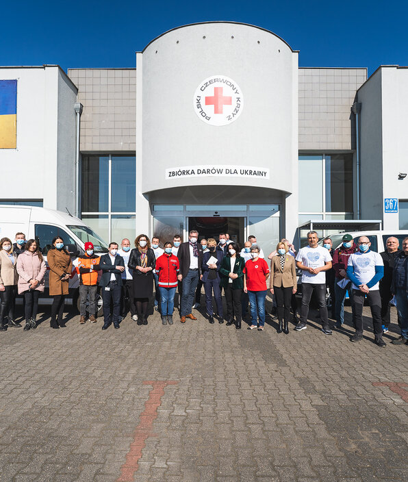 Polski Czerwony Krzyż otrzyma strategiczne wsparcie od Grupy Volkswagen w Polsce. Spółki koncernu łączą siły. 