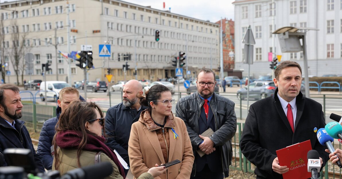 Uczestnicy konferencji. Na pierwszym planie Aleksandra Dulkiewicz i Piotr Borawski. W głębi od lewej Ryszard Gajewski, Karol Kalinowski, Krzysztof Domagalski oraz Marcin Dawidowski. 