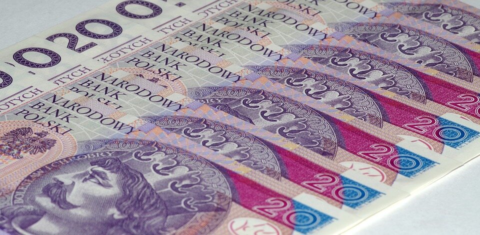 W Gdańsku osoby zadłużone mogą liczyć na bezpłatne wsparcie prawne - symboliczna fot  banknotów z Pi