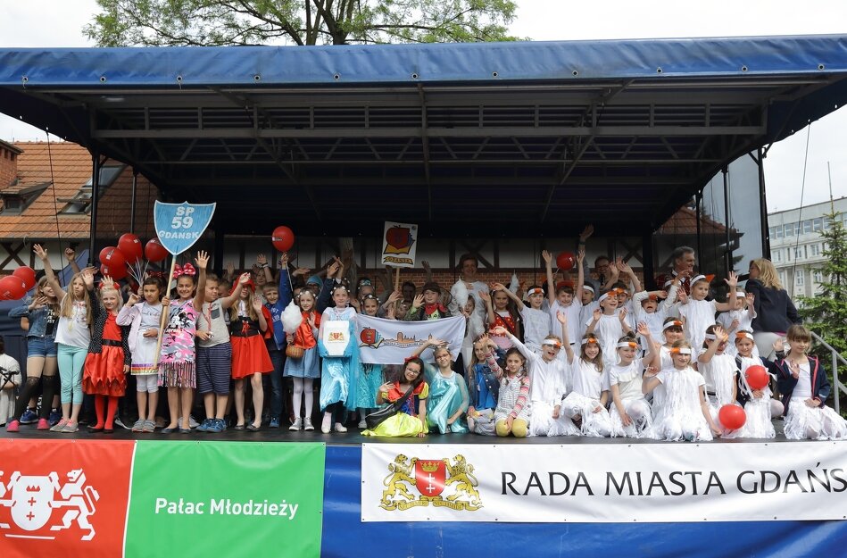Dzieci na zadaszonej scenie podczas festynu z okazji Światowego Dnia Książki i Praw Autorskich w 2018 roku