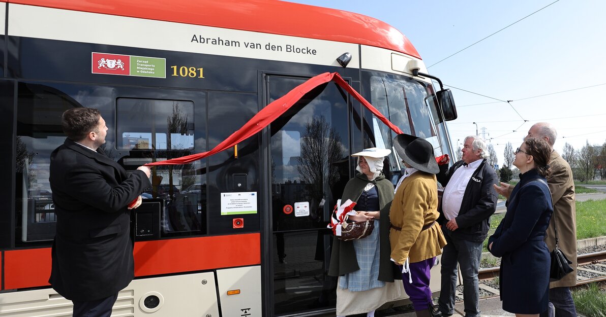 Uroczystość nadania tramwajowi imienia Abrahama van den Blocke. Moment odsłonięcia imienia i nazwiska patrona.