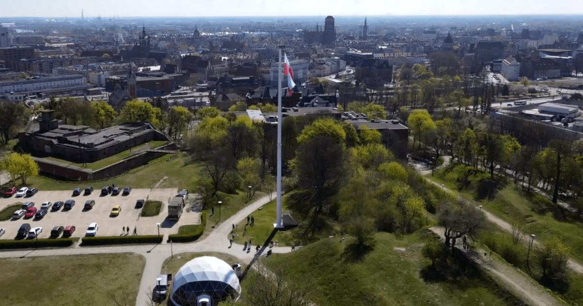 Panorama Gdańska z flagą RP, mat  gdansk pl 1