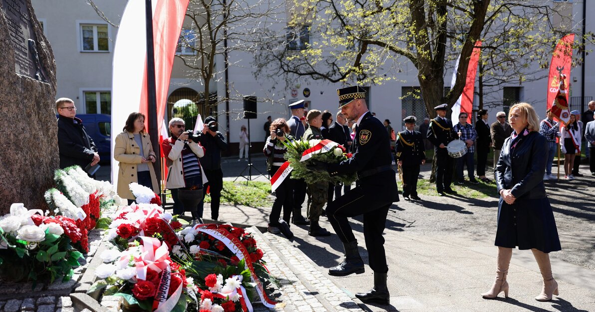 Uroczystość przy pomniku gen.Maczka na Strzyży, kwiaty składa Emilia Kosińska,fot.Dominik Paszliński