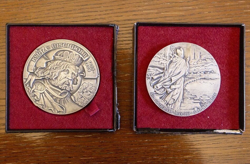 Wykonane w srebrze medale Księcia Mściwoja II oraz św. Wojciecha