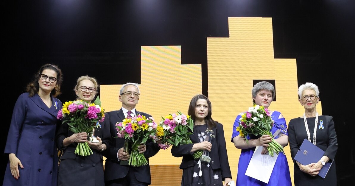 Od lewej strony stoją: Aleksandra Dulkiewicz, prezydent Gdańska Dorota Horodyska, tłumaczka, Adam Pomorski tłumacz, poetka, Luljeta Lleshanaku, poetka Marianna Kijanowska oraz Anda Rottenberg, członkini Jury. 