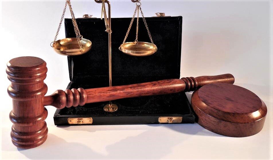 Pomoc prawna może się przydać także podczas urlopu - symboliczna fot  prawniczych atrybutów, Pixabay