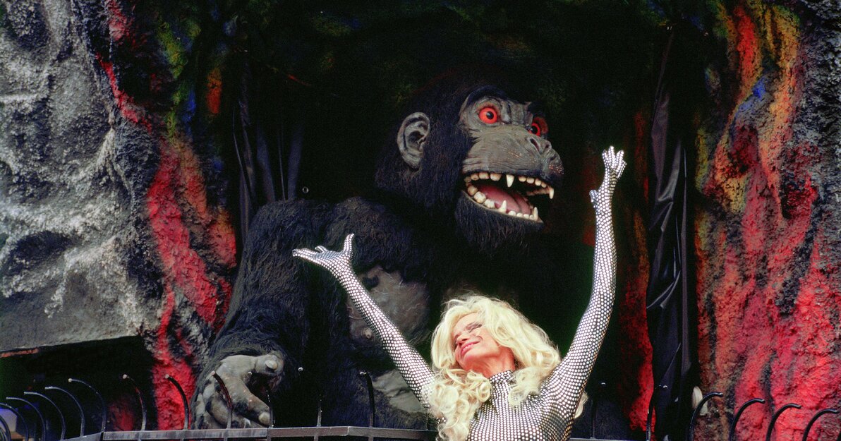 Kadry z filmu Ulrike Ottinger, aktorka na tle sztucznej małpy.