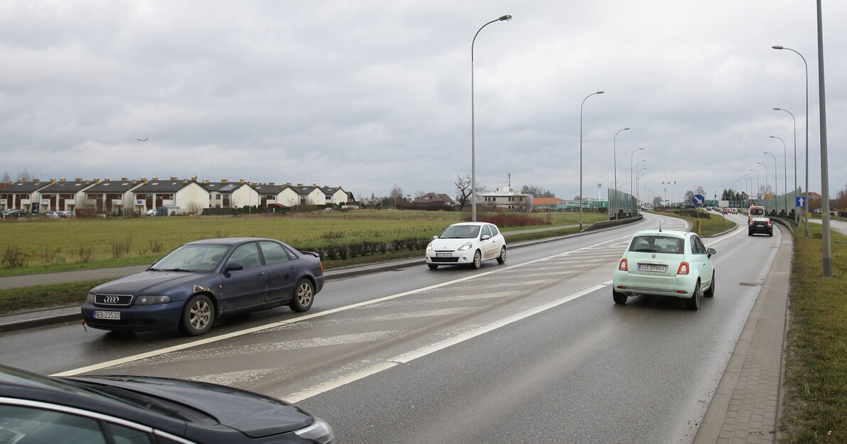 Gdańsk. ul.Kartuska na odcinku od ul. Otomińskiej do skrzyżowania z ul.Nowatorów.