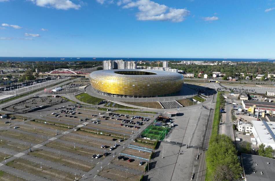 Zdjęcie z góry, parking przy Polsat Plus Arena Gdańsk