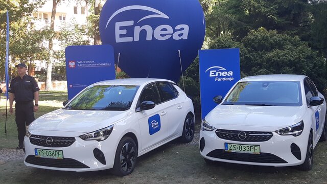 Policja w Wałczu i Gryfinie otrzymała od Fundacji Enea dwa samochody elektryczne   (6)