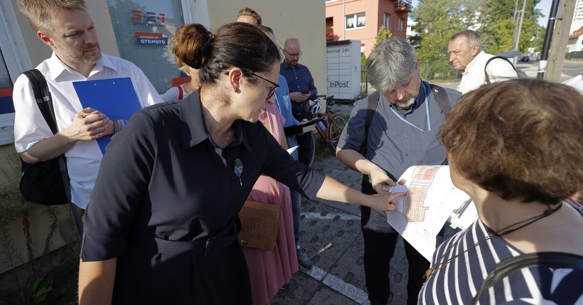 Spacer prezydent Gdańska wraz z radnymi urzędnikami odbył się w dzielnicy Przymorze Małe.  