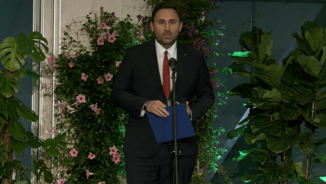 prezydent Piotr Borawski podczas odbioru nagrody Eco-Miasta
