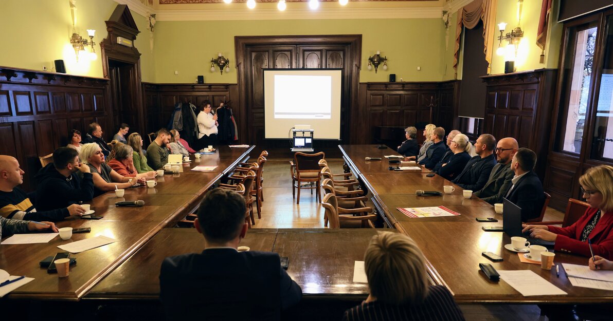 Zdjęcie z Sali Herbowej Nowego Ratusza, stacjonarne spotkanie Zarządów Rad Dzielnic. 