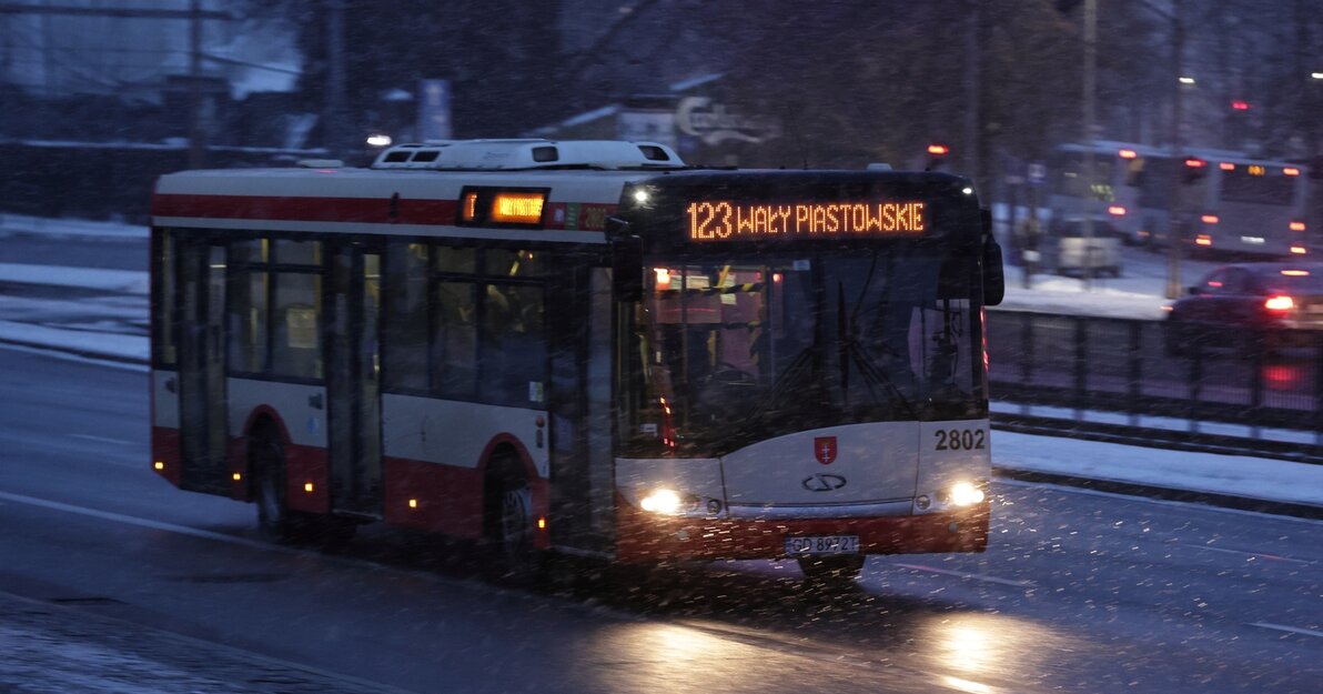 Autobus podczas jazdy po ciemku