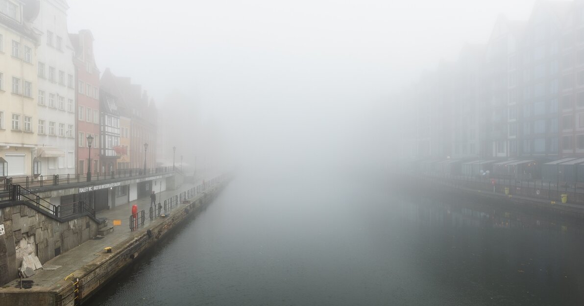 Długie Pobrzeże w Gdańsku w gęstej mgle