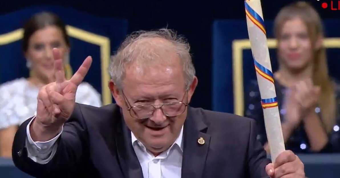 Adam Michnik z Nagrodą Księżnej Asturii, mat  screen z transmisji uroczystości