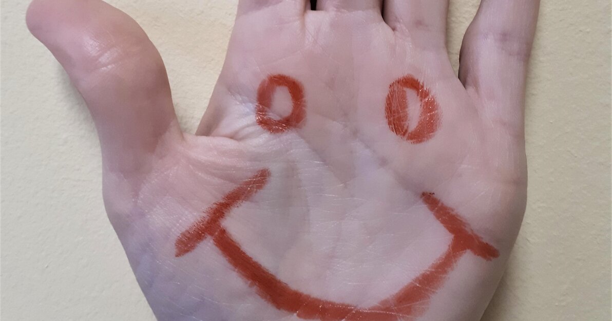 Uśmiechnięta dłoń - symbol Światowego Dnia Adopcji