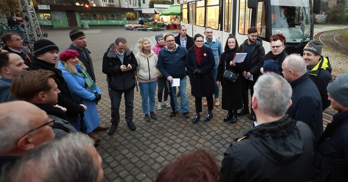 Spacer prezydent Gdańska w Dzielnicy Oliwa, spotkanie przy pętli tramwajowej, fot. Grzegorz Mehring