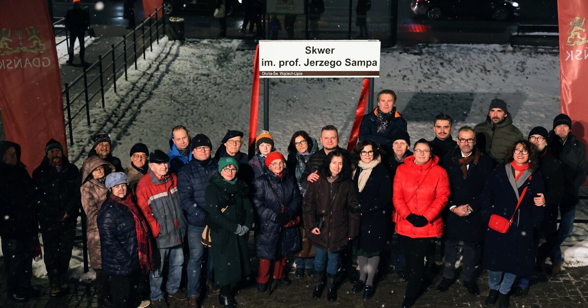 Uczestnicy uroczystości odsłonięcia tablicy.