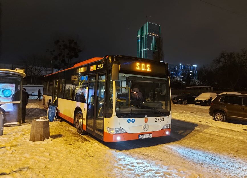 Autobus na przystanku