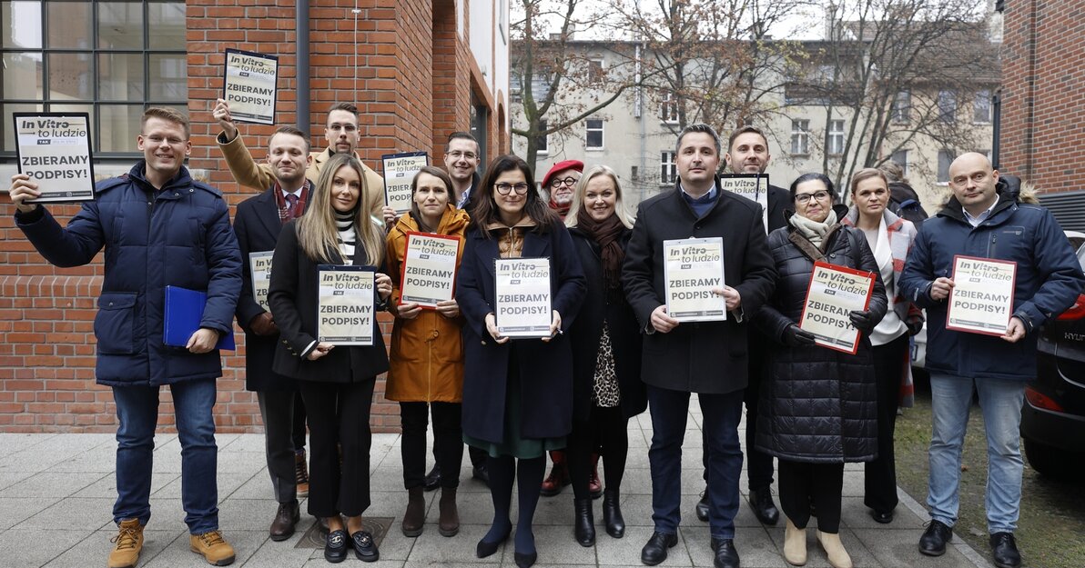 Uczestnicy briefingu i akcji zbierania podpisów pod projektem "Tak dla In Vitro"