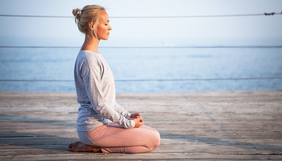 Relaks z elementami jogi odstresowują - symboliczna fot  z Pixabay