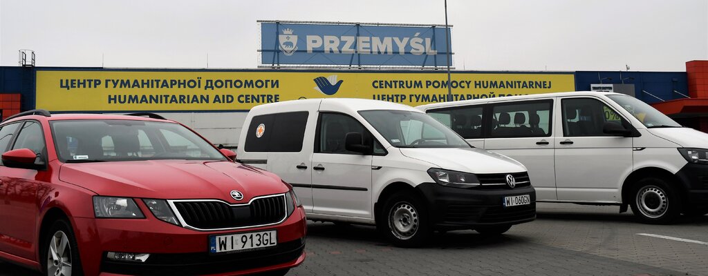 PCK w Rzeszowie otrzymał od Volkswagen Financial Services samochody, dzięki którym pomaga uchodźcom z Ukrainy