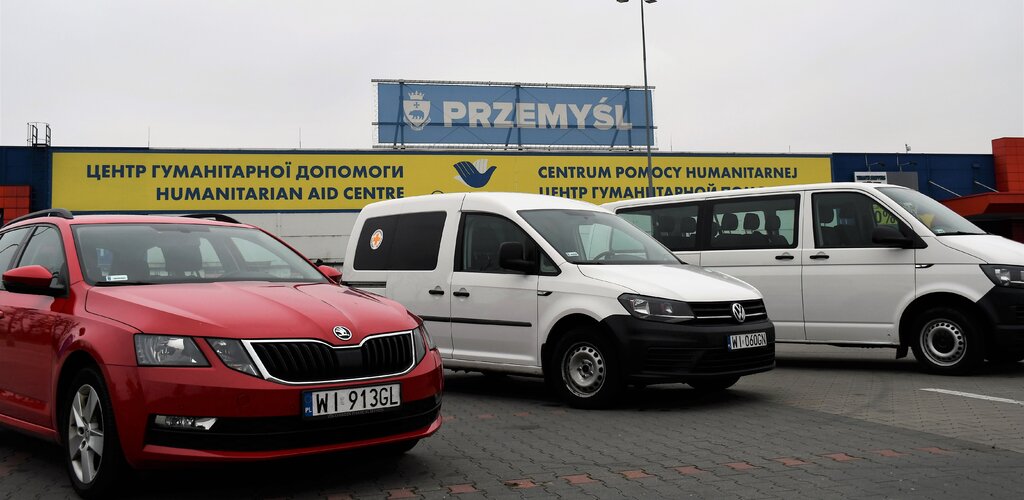 PCK w Rzeszowie otrzymał od Volkswagen Financial Services samochody, dzięki którym pomaga uchodźcom z Ukrainy