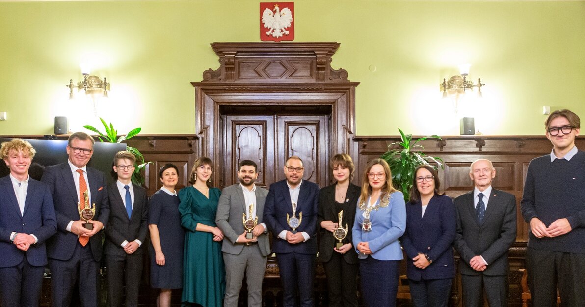 Zdobywcy Nagród i wręczający wyróżnienia, czyli przewodnicząca Agnieszka Owczarczak, wiceprzewodnicząca klubu radnych Koalicji Obywatelskiej Kamila Błaszczyk i Aleksander Żubrys (przewodniczący Rady Seniorów) oraz przedstawiciele Młodzieżowej Rady Miasta Gdańska.