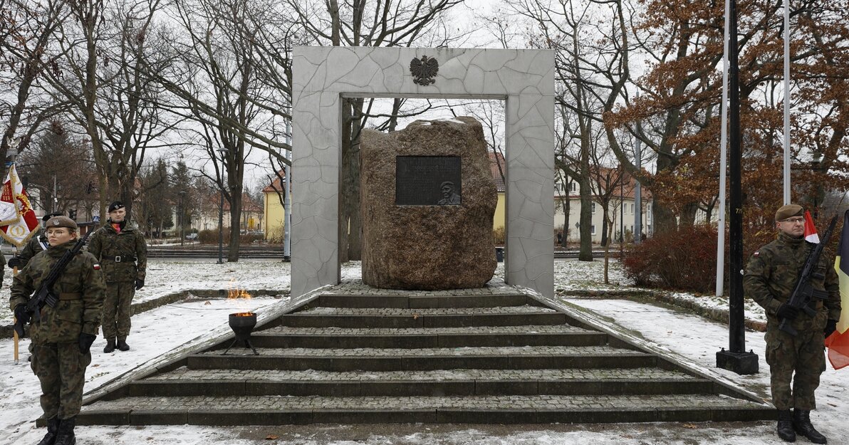 Pomnik ku czci gen. Stanisława Maczka w Strzyży