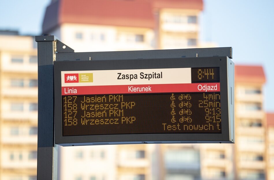 Tablica elektroniczna z informacjami o godzinach odjazdu kilku najbliższych autobusów